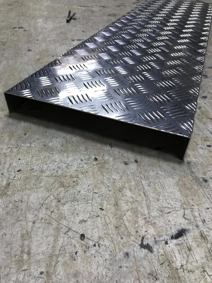 алюминиевая накладка на ступени